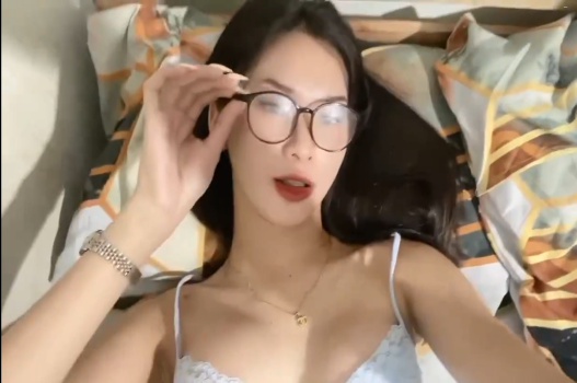 Em xinh ngực to làm con cu anh cứng ngắc